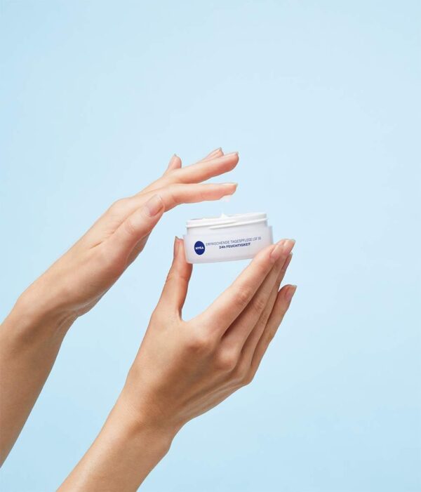 NIVEA Crema de Día Refrescante FP30 (1 x 50 ml), crema hidratante facial con vitamina E, crema refrescante para piel normal y mixta con protección solar - Image 5