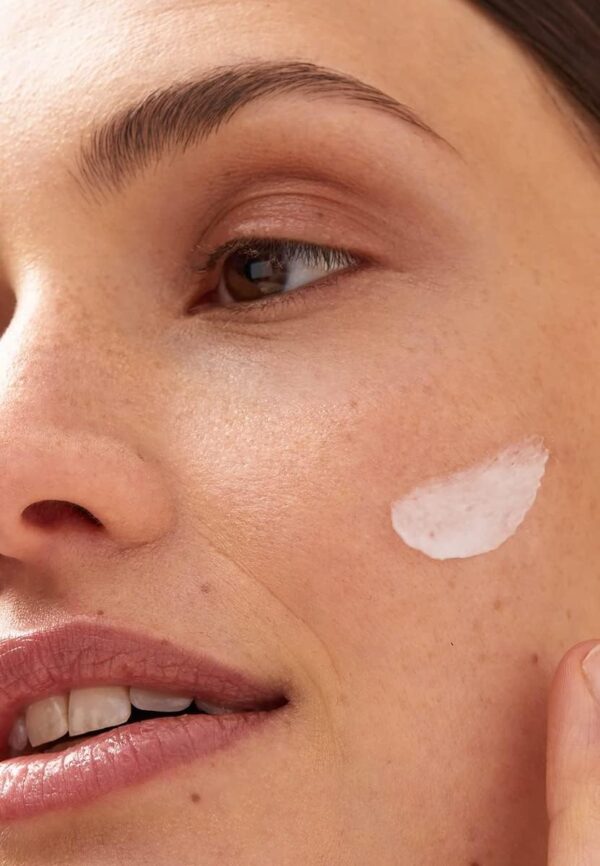 NIVEA Crema de Día Nutritiva FP30 (1 x 50 ml), crema facial con protector solar 30, crema hidratante facial para piel seca y sensible con manteca de karité - Image 3