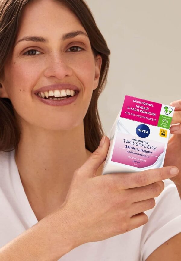 NIVEA Crema de Día Nutritiva FP30 (1 x 50 ml), crema facial con protector solar 30, crema hidratante facial para piel seca y sensible con manteca de karité - Image 2