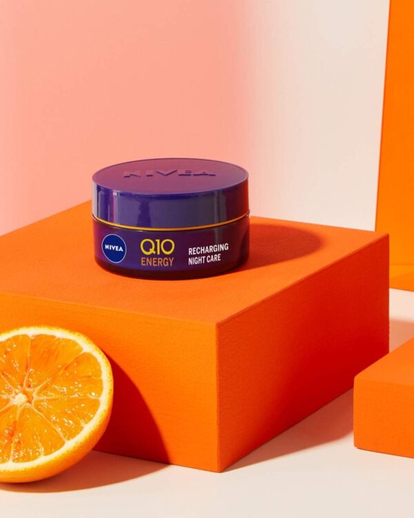 NIVEA Q10 Energy Crema de Noche Antiarrugas + Energizante (50 ml), crema antiarrugas para una piel radiante y de aspecto saludable en 8 h, crema reafirmante con antioxidantes - Image 5