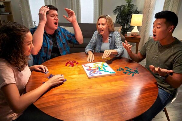 Mattel Games - Juego de Mesa Blokus - Fácil de Aprender - 21 Piezas de Color por Jugador - Entretenido - Estrategia y Desafíos - para Toda la Familia - BJV44 - Image 2
