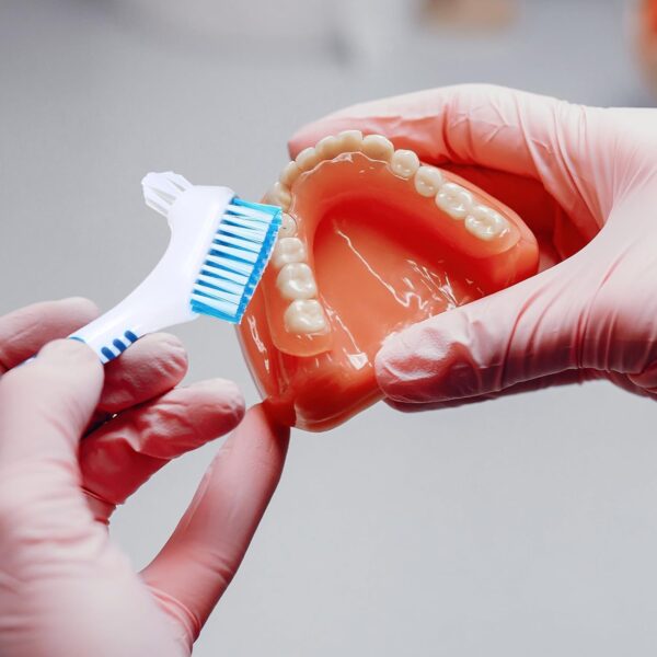 WLLHYF Juego de 2 cepillos de dientes para dentaduras postizas de doble cara, juego de limpiador de dentaduras postizas de alta calidad, cerdas multicapa, mango de goma (azul/naranja) - Image 5