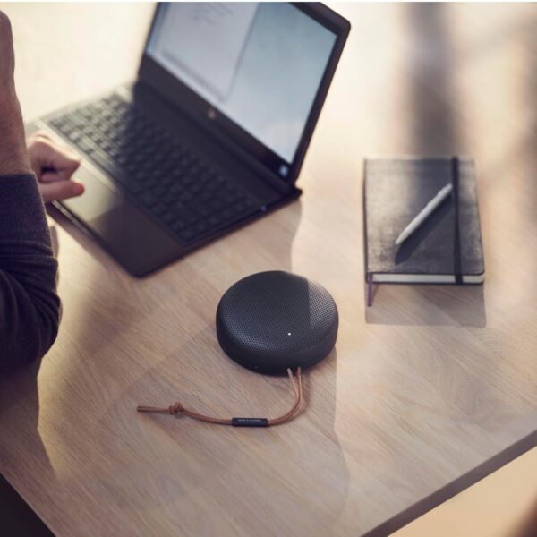 Bang & Olufsen Beosound A1 (2.ª Gen) Altavoz Bluetooth Inalámbrico Portátil Resistente al Agua y al Polvo con Sonido de 360 Grados, Alexa y Speakerphone, Black Anthracite - Image 12