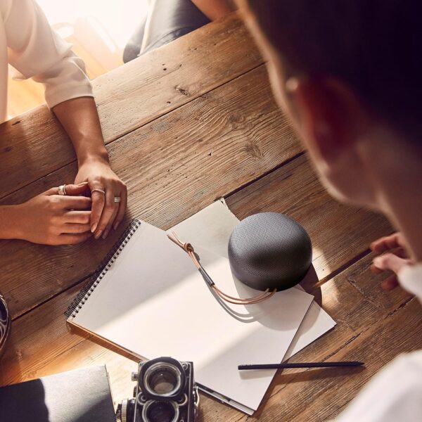 Bang & Olufsen Beosound A1 (2.ª Gen) Altavoz Bluetooth Inalámbrico Portátil Resistente al Agua y al Polvo con Sonido de 360 Grados, Alexa y Speakerphone, Black Anthracite - Image 9