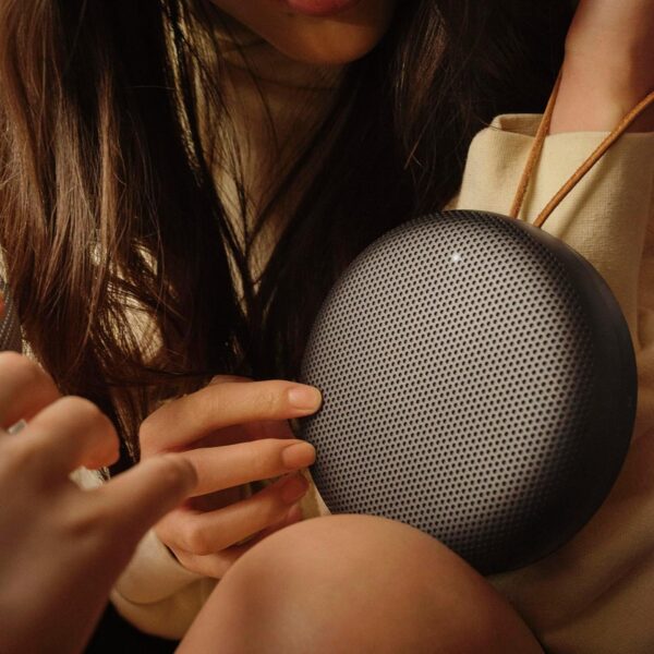 Bang & Olufsen Beosound A1 (2.ª Gen) Altavoz Bluetooth Inalámbrico Portátil Resistente al Agua y al Polvo con Sonido de 360 Grados, Alexa y Speakerphone, Black Anthracite - Image 7