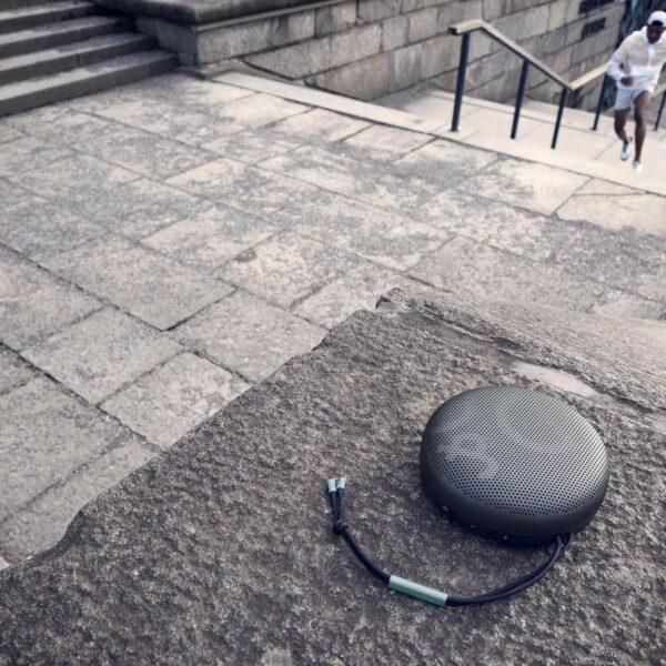 Bang & Olufsen Beosound A1 (2.ª Gen) Altavoz Bluetooth Inalámbrico Portátil Resistente al Agua y al Polvo con Sonido de 360 Grados, Alexa y Speakerphone, Hasta 18 horas de Batería Anthracite Oxygen - Image 10