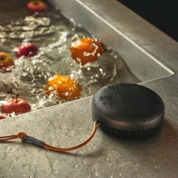 Bang & Olufsen Beosound A1 (2.ª Gen) Altavoz Bluetooth Inalámbrico Portátil Resistente al Agua y al Polvo con Sonido de 360 Grados, Alexa y Speakerphone, Black Anthracite - Image 5
