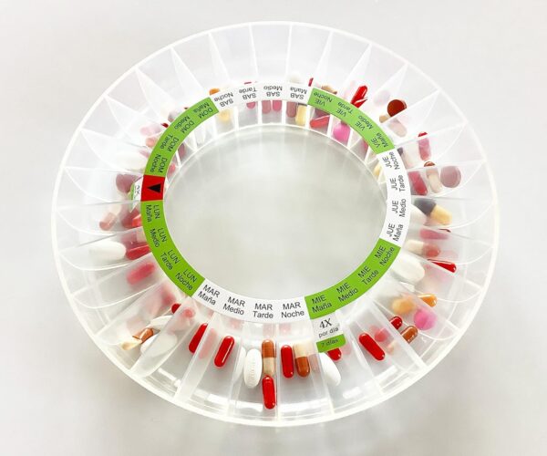 DoseControl Dispensador de pastillas electrónico automático con alarma, Tapa blanca, Plantillas de dosificación en español, Pastillero semanal de medicamentos, Modelo 2021, Gran pantalla, 9 alarmas - Image 4