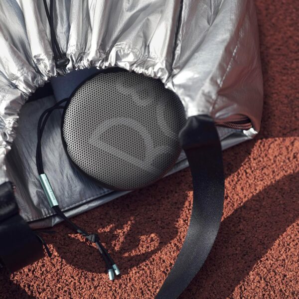 Bang & Olufsen Beosound A1 (2.ª Gen) Altavoz Bluetooth Inalámbrico Portátil Resistente al Agua y al Polvo con Sonido de 360 Grados, Alexa y Speakerphone, Hasta 18 horas de Batería Anthracite Oxygen - Image 6