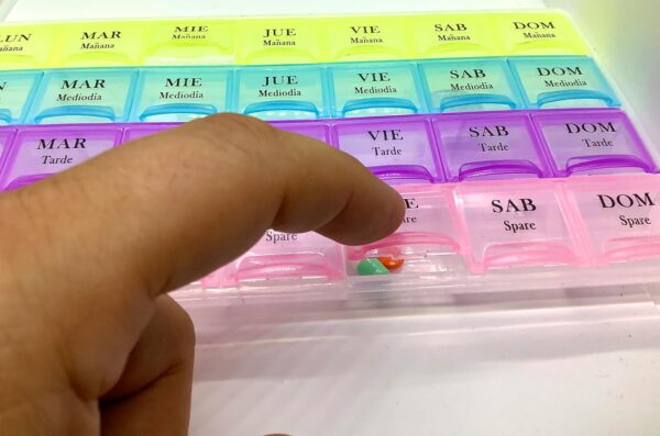 Pastillero semanal 3 tomas 28 compartimentos en español|Dosificador de pastillas|Organizador de pastillas y Cortador de Pastillas|Organizador de Pastillas de Viaje o Vacaciones|Pastillero mensual - Image 2