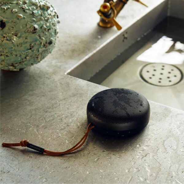 Bang & Olufsen Beosound A1 (2.ª Gen) Altavoz Bluetooth Inalámbrico Portátil Resistente al Agua y al Polvo con Sonido de 360 Grados, Alexa y Speakerphone, Black Anthracite - Image 4