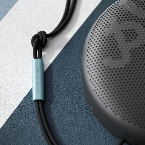 Bang & Olufsen Beosound A1 (2.ª Gen) Altavoz Bluetooth Inalámbrico Portátil Resistente al Agua y al Polvo con Sonido de 360 Grados, Alexa y Speakerphone, Hasta 18 horas de Batería Anthracite Oxygen - Image 5