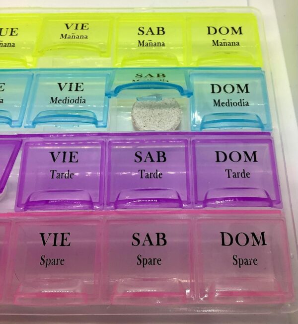 Pastillero semanal 3 tomas 28 compartimentos en español|Dosificador de pastillas|Organizador de pastillas y Cortador de Pastillas|Organizador de Pastillas de Viaje o Vacaciones|Pastillero mensual - Image 3