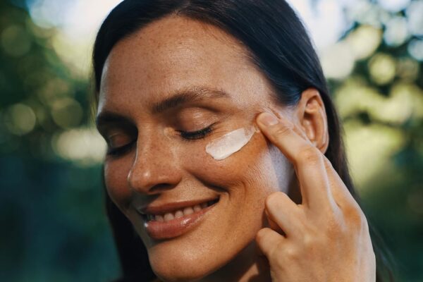 Weleda - Crema de Día Reafirmante de Granada, Reduce Líneas de Expresión y Arrugas, Reafirma, Ilumina y Protege de la Luz Azul, con Aceite de Granada y Péptidos de Maca, Tratamiento Natural - 40 ml - Image 3